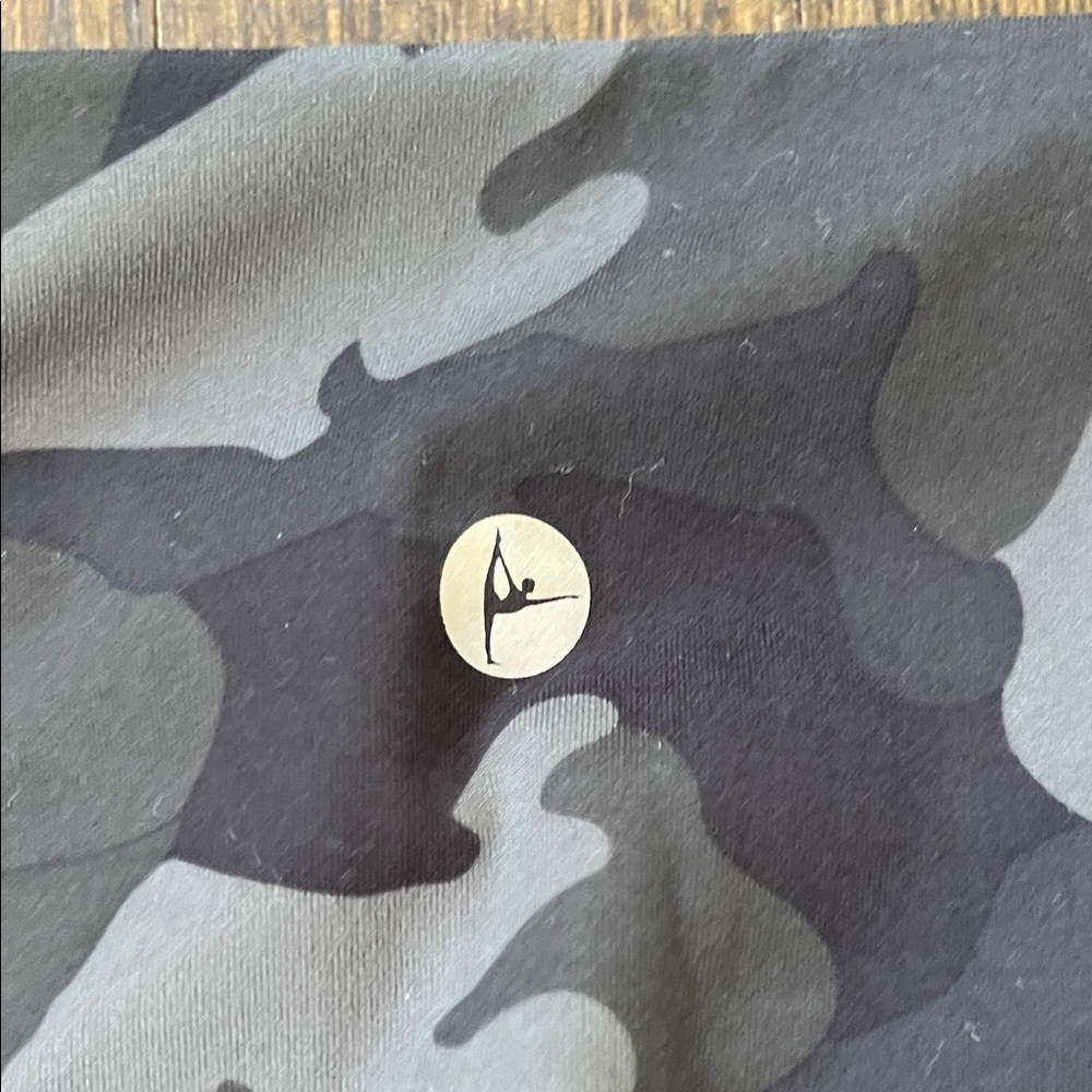 90 Degree By Reflex Women’s Black and Gray Camo Leggings - Picture 4 of 4